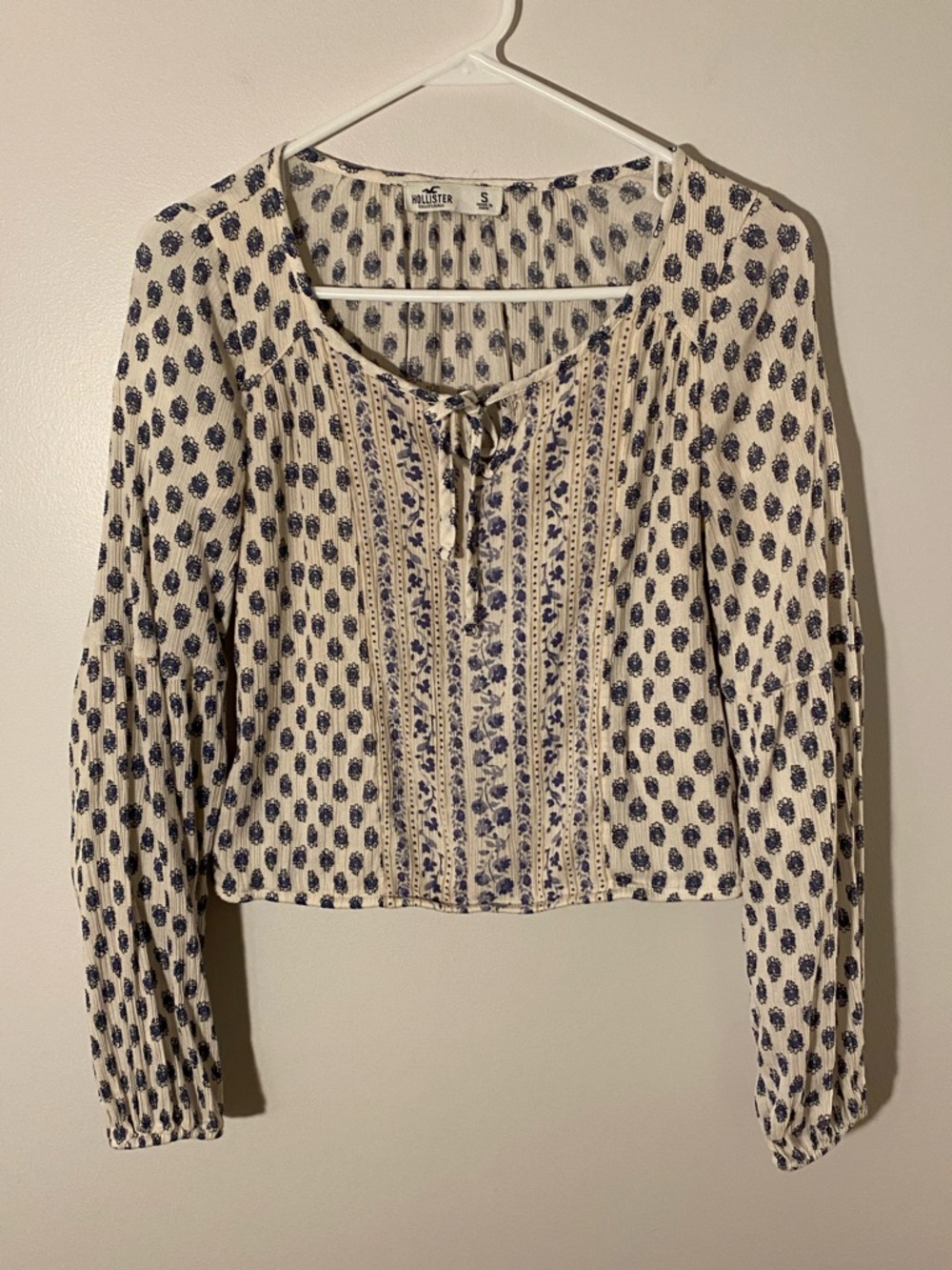 Hollister Women’s Crop Top Size S Blue White Floral Boho Long Sleeve Tie Neck